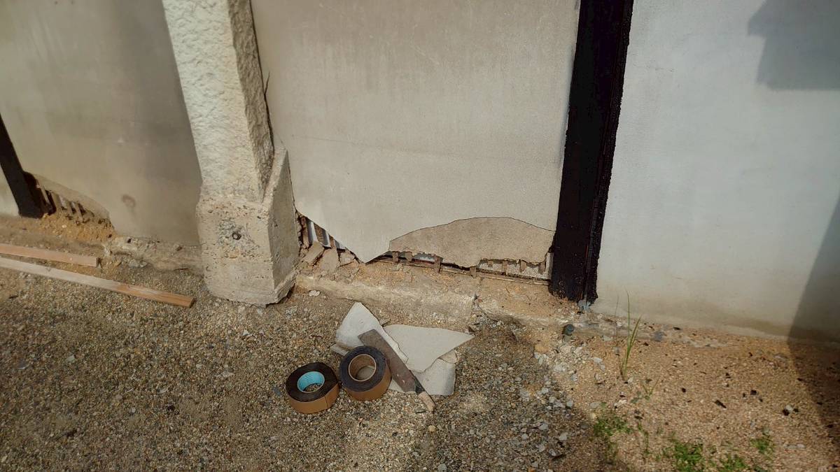 中庭の外壁の剥がれと内部の腐食