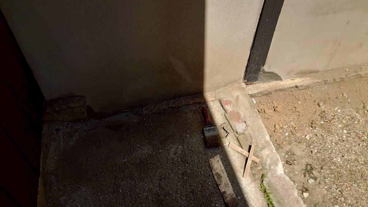 補修工事が完了し、周囲も綺麗に清掃された状態です。作業に使用した道具も片付けられています。