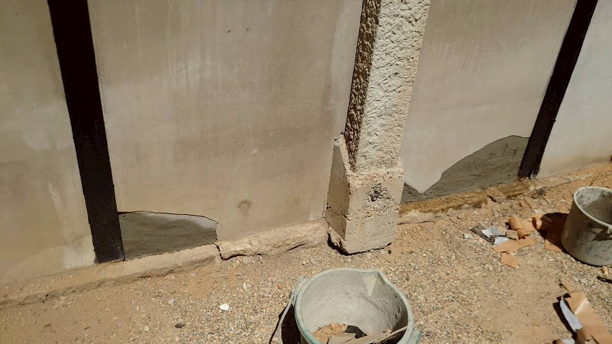 新たなモルタルを充填している様子です。バケツや道具が置かれ、作業の進捗がわかります。