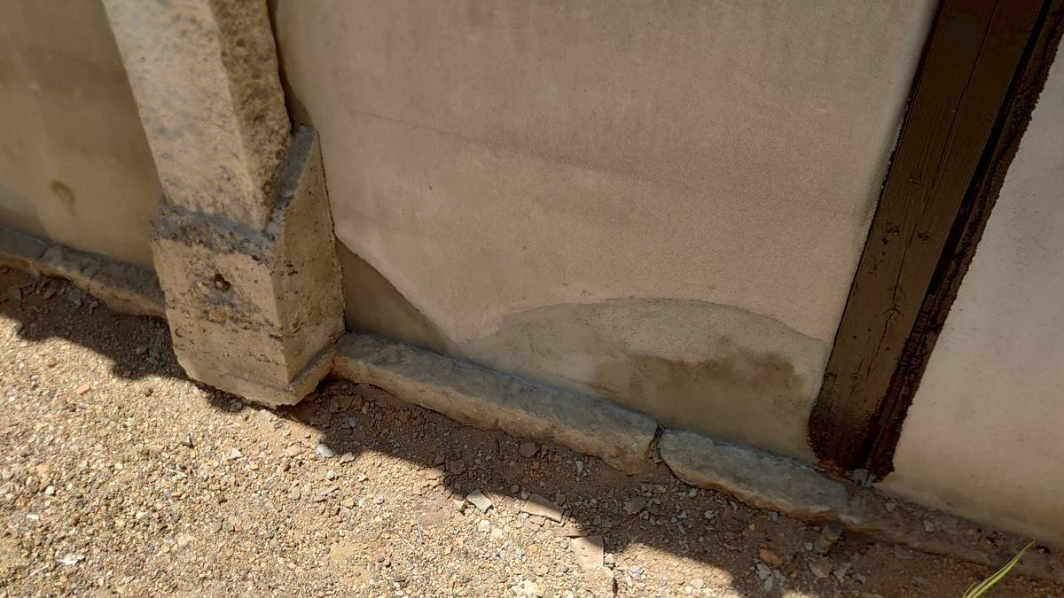 補修工事が完了し、周囲も綺麗に清掃された状態です。作業に使用した道具も片付けられています。