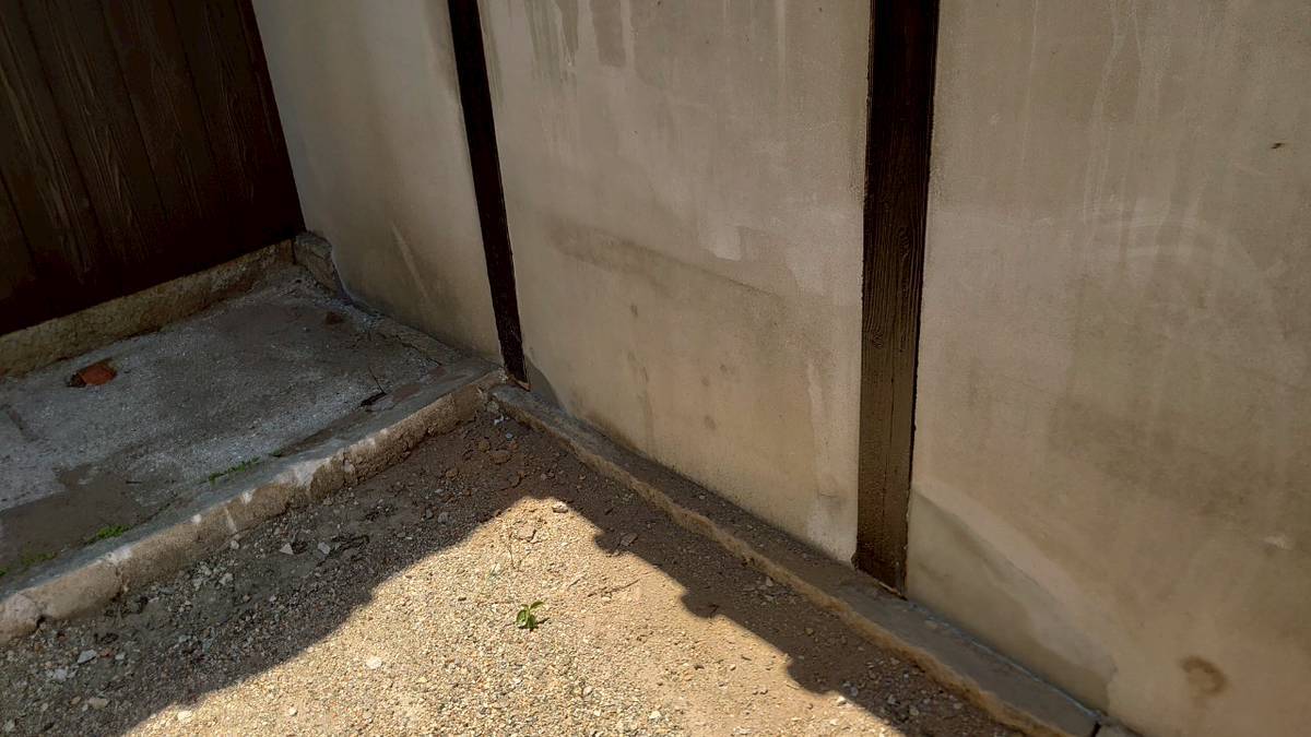 外壁の柱部分を補修した後の様子です。きれいに処理されているのがわかります。