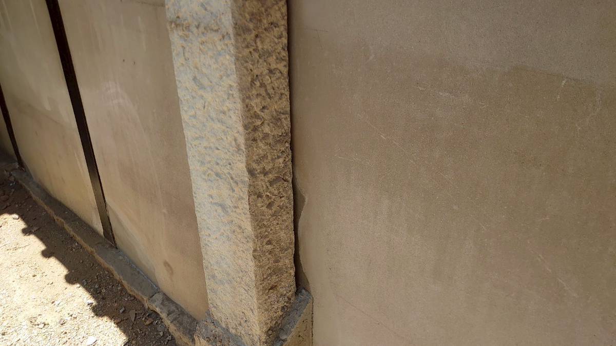 柱と壁の境目の補修が完了しました。