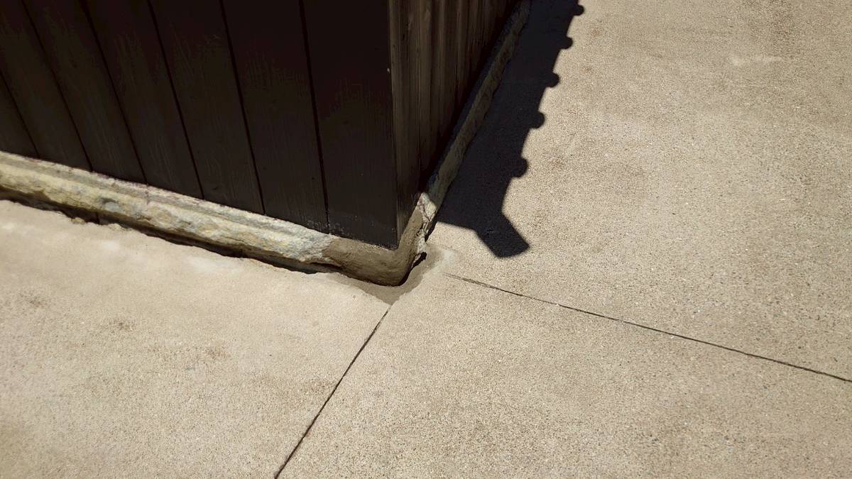 建物と地面の境界部分の補修が完了した様子です。きめ細やかな作業がわかります。