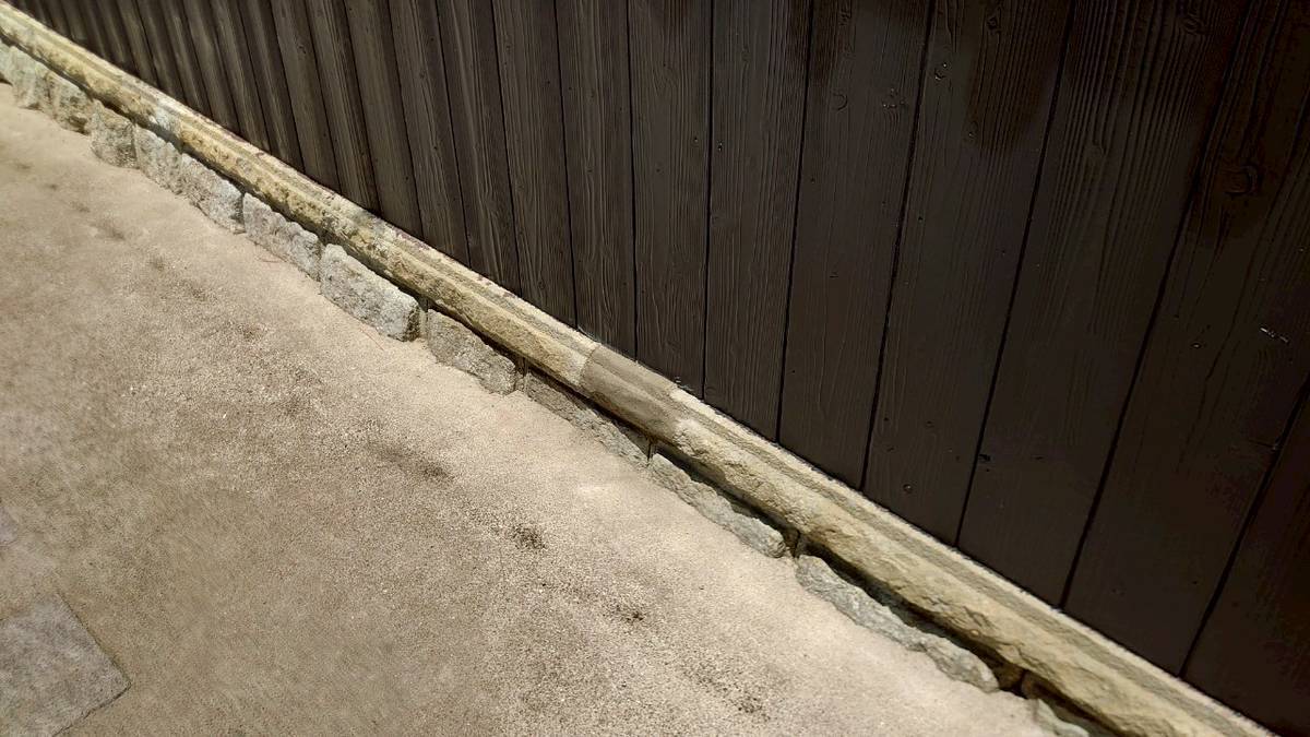 補修完了後の基礎部分の全体像です。劣化した箇所が綺麗に補修され、見違えるようです。