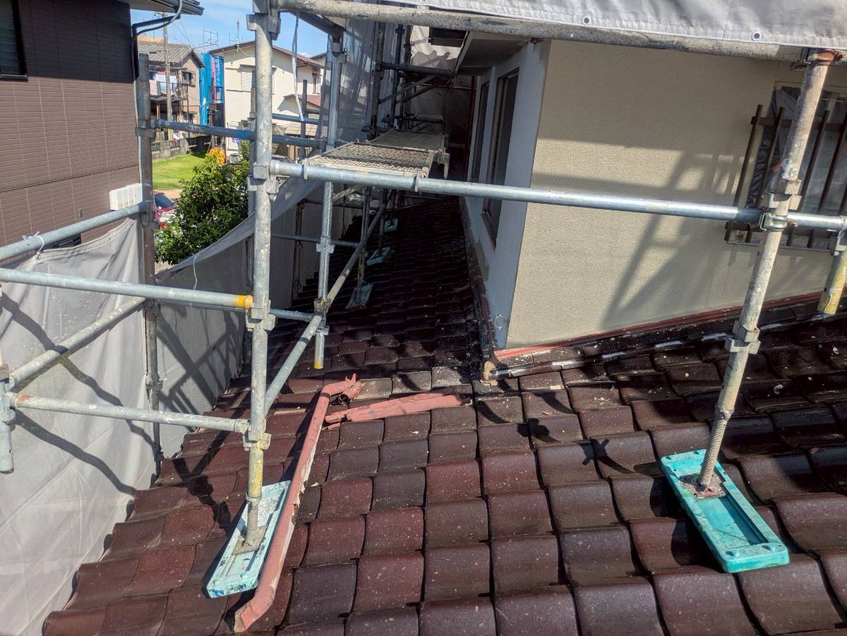 屋根の瓦をすべて撤去し、下地が露出した状態