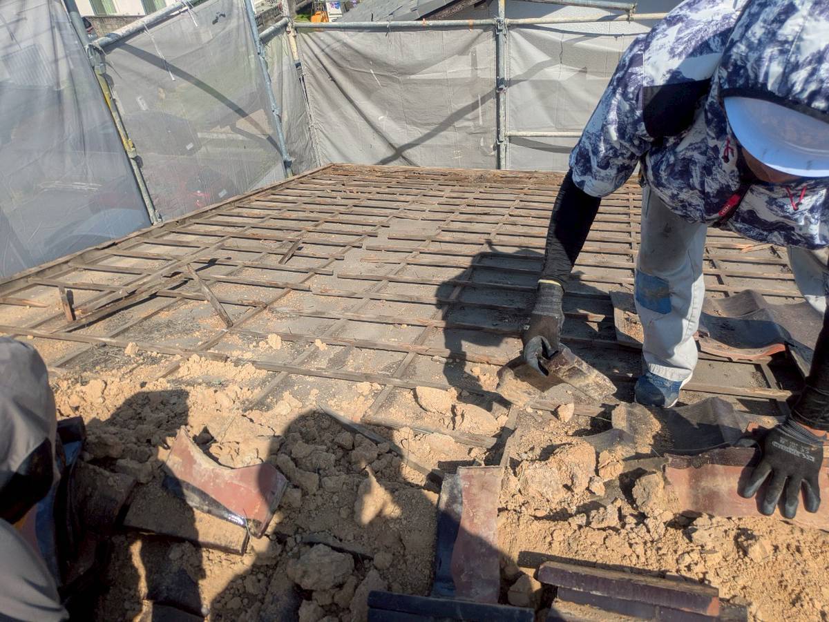 瓦を剥がしていく様子