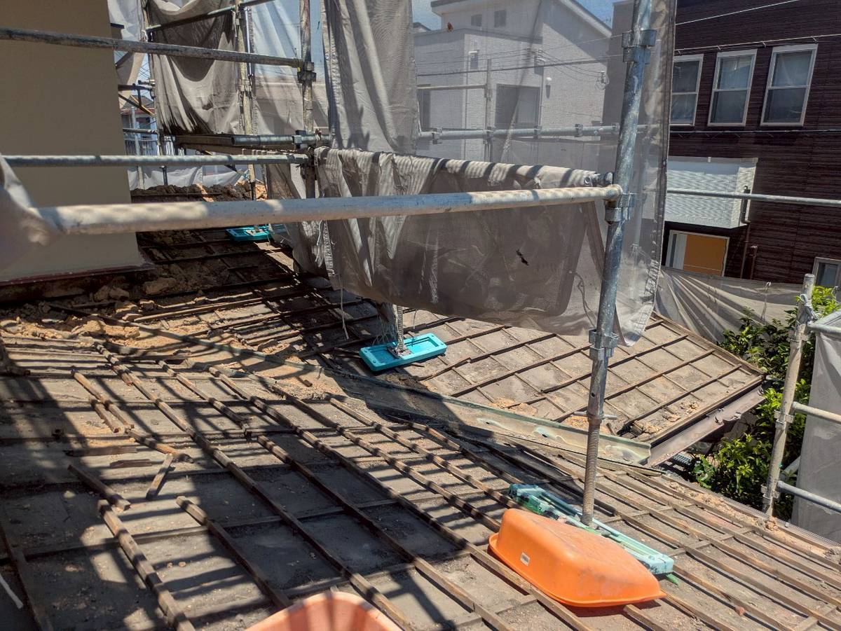 西脇市　屋根葺き替え工事　屋根全体に張り巡らされた桟木（瓦を引っ掛ける木材）が現れます