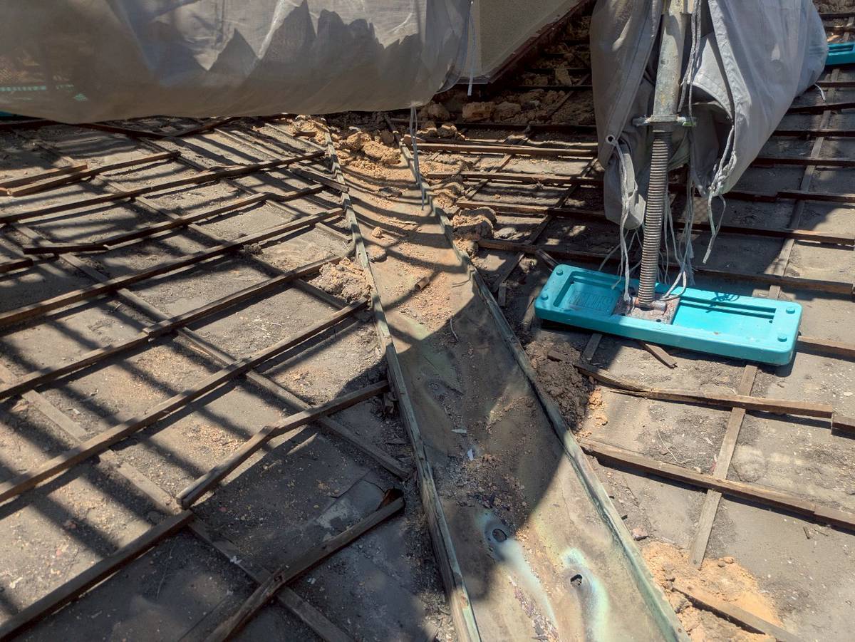 西脇市　屋根葺き替え工事　谷部分の金属板を確認　