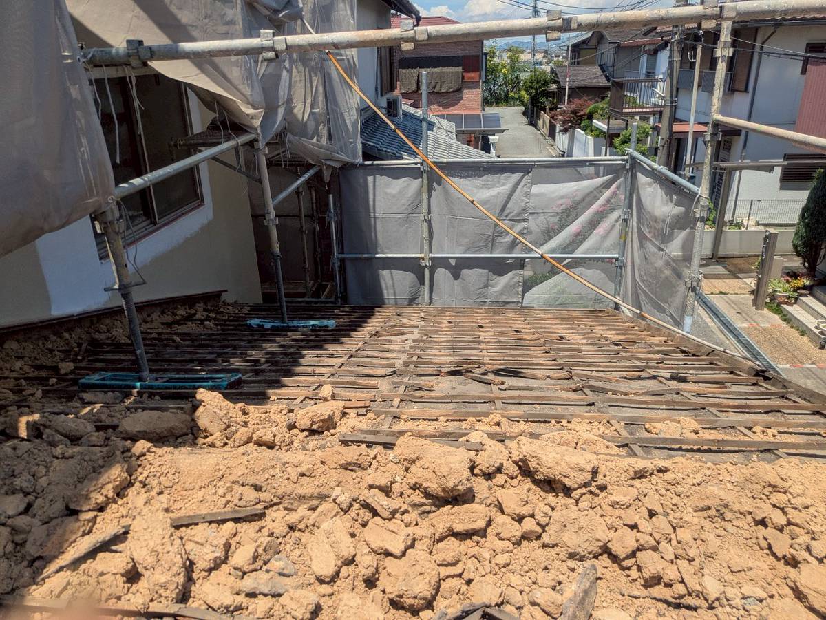 西脇市　屋根葺き替え工事　屋根一面の土を撤去し桟木を整理