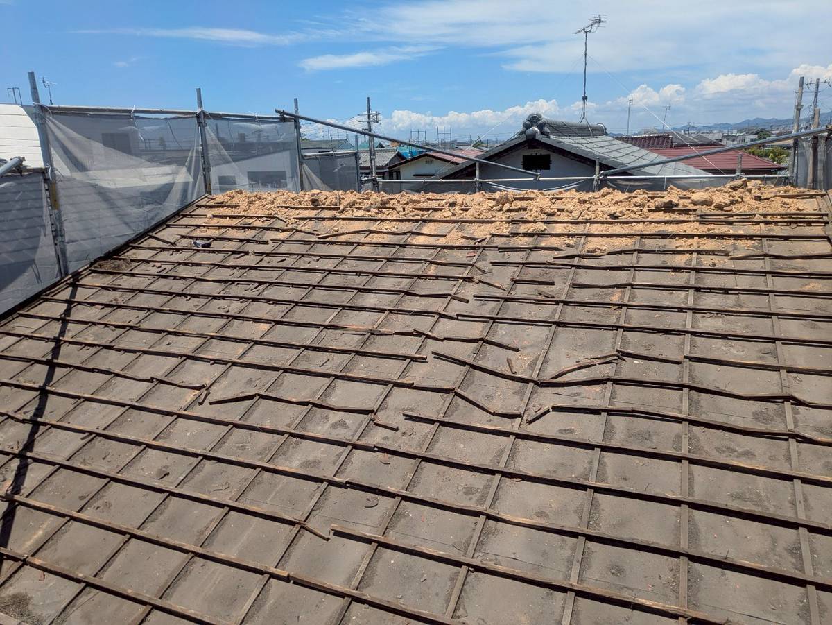 西脇市　屋根葺き替え工事　屋根全体の下地が見えてきました　