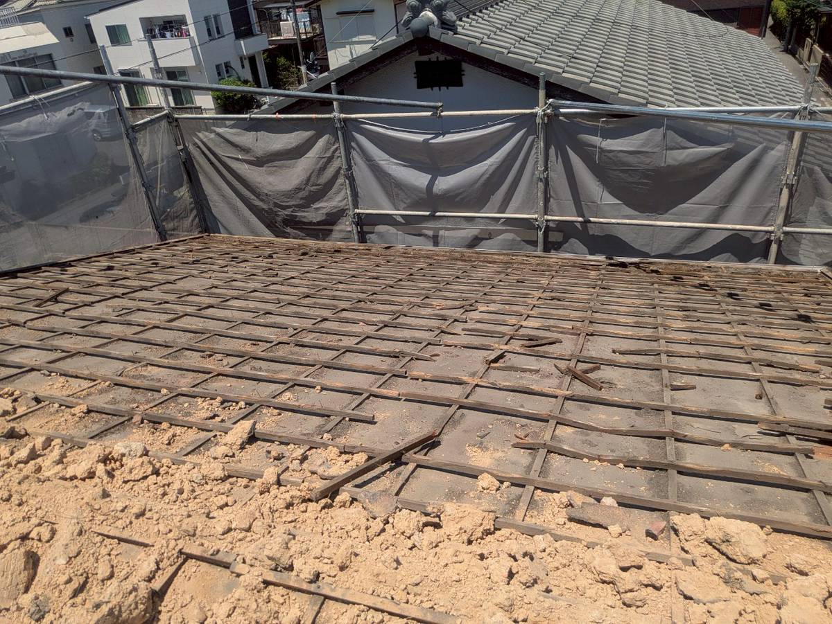 西脇市　屋根葺き替え工事　ここまで来ると次の工程である「新しいルーフィングの施工」に移る準備が整います