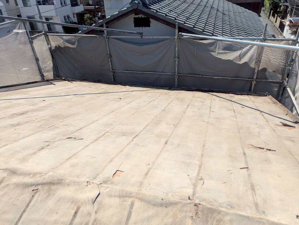 西脇市　屋根葺き替え工事　すべての土と桟木を撤去し、既存の下葺き材（ルーフィング）がしっかりと見える状態に