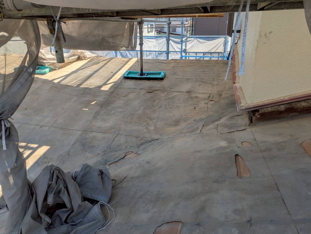 西脇市　屋根補修工事　防水層を作るための下地補修