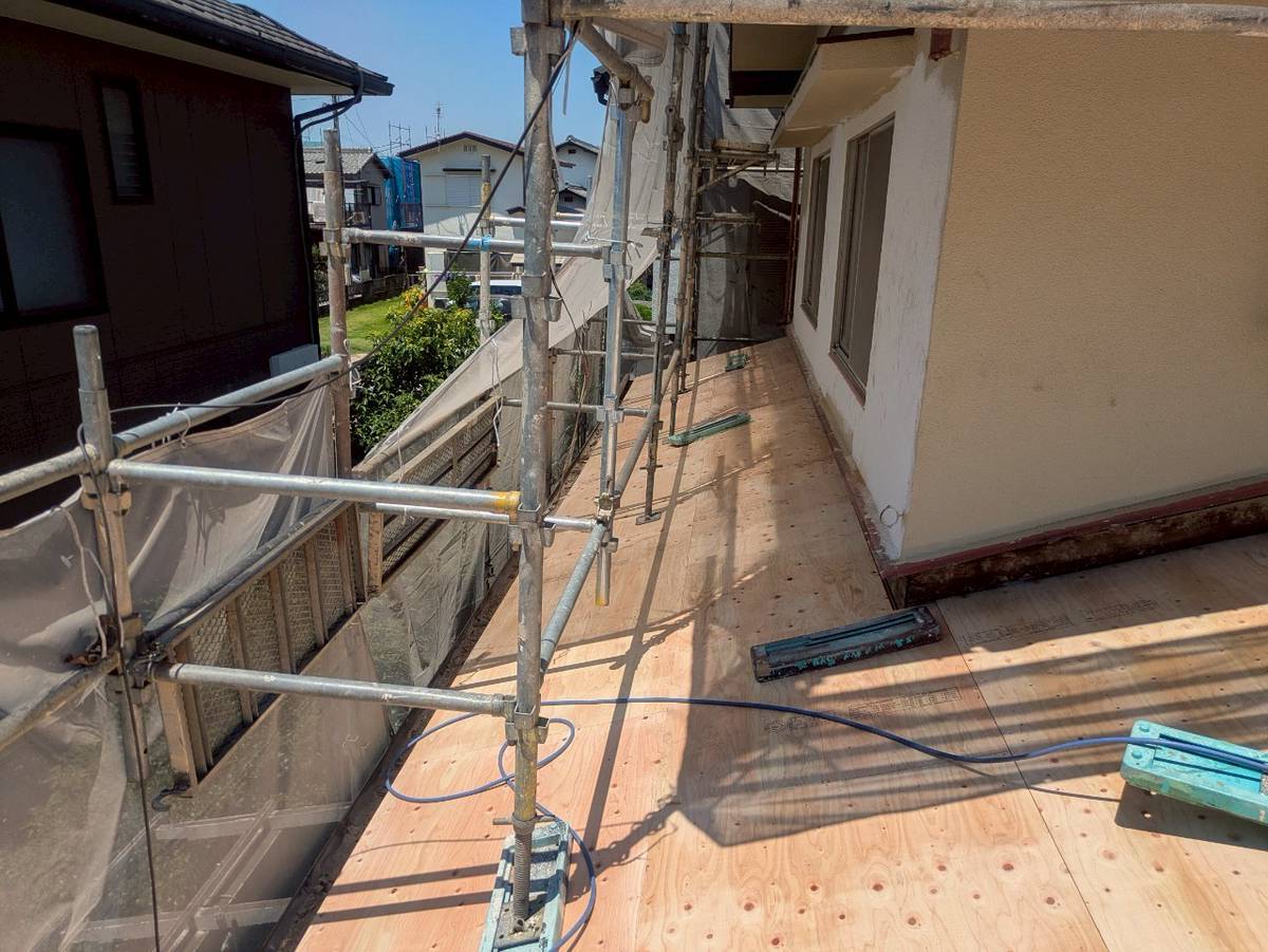 西脇市　屋根補修工事　合板を釘で固定