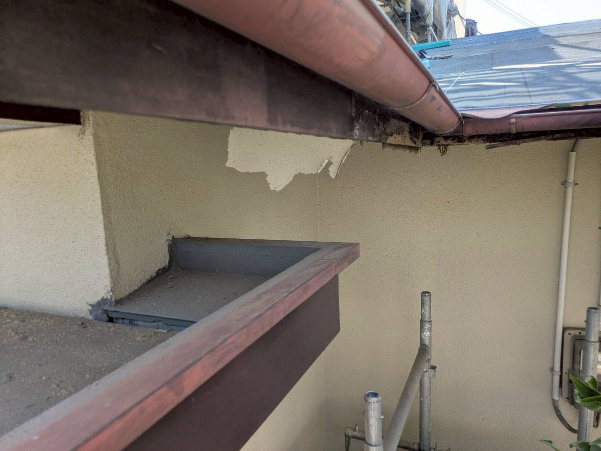 西脇市　樋撤去工事　軒先外壁の塗装剥がれ確認