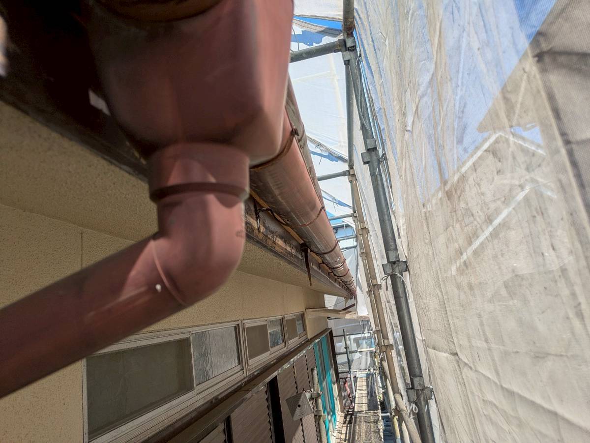 西脇市　樋撤去工事　軒樋の取り外し作業