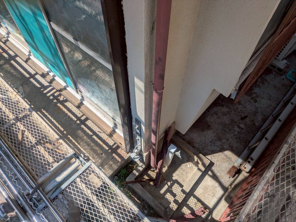 西脇市　樋撤去工事　縦樋の撤去作業