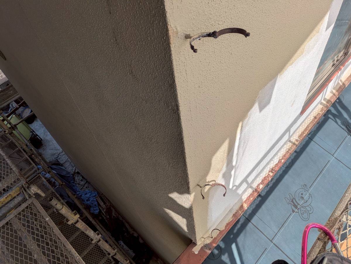 西脇市　樋撤去工事　固定金具を撤去した後の外壁