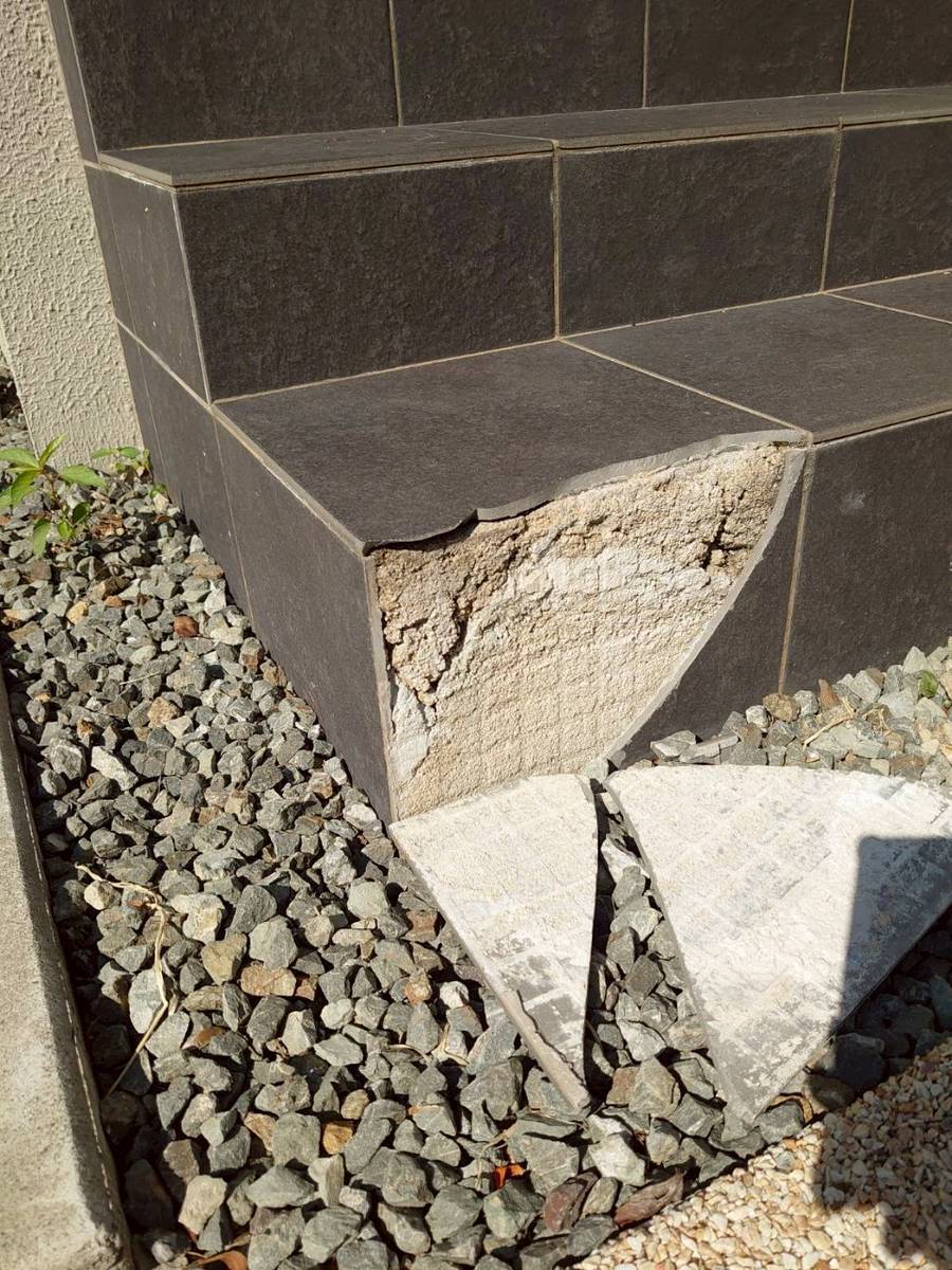 加古川市　タイル張り替え雹災害　施工前　別確度