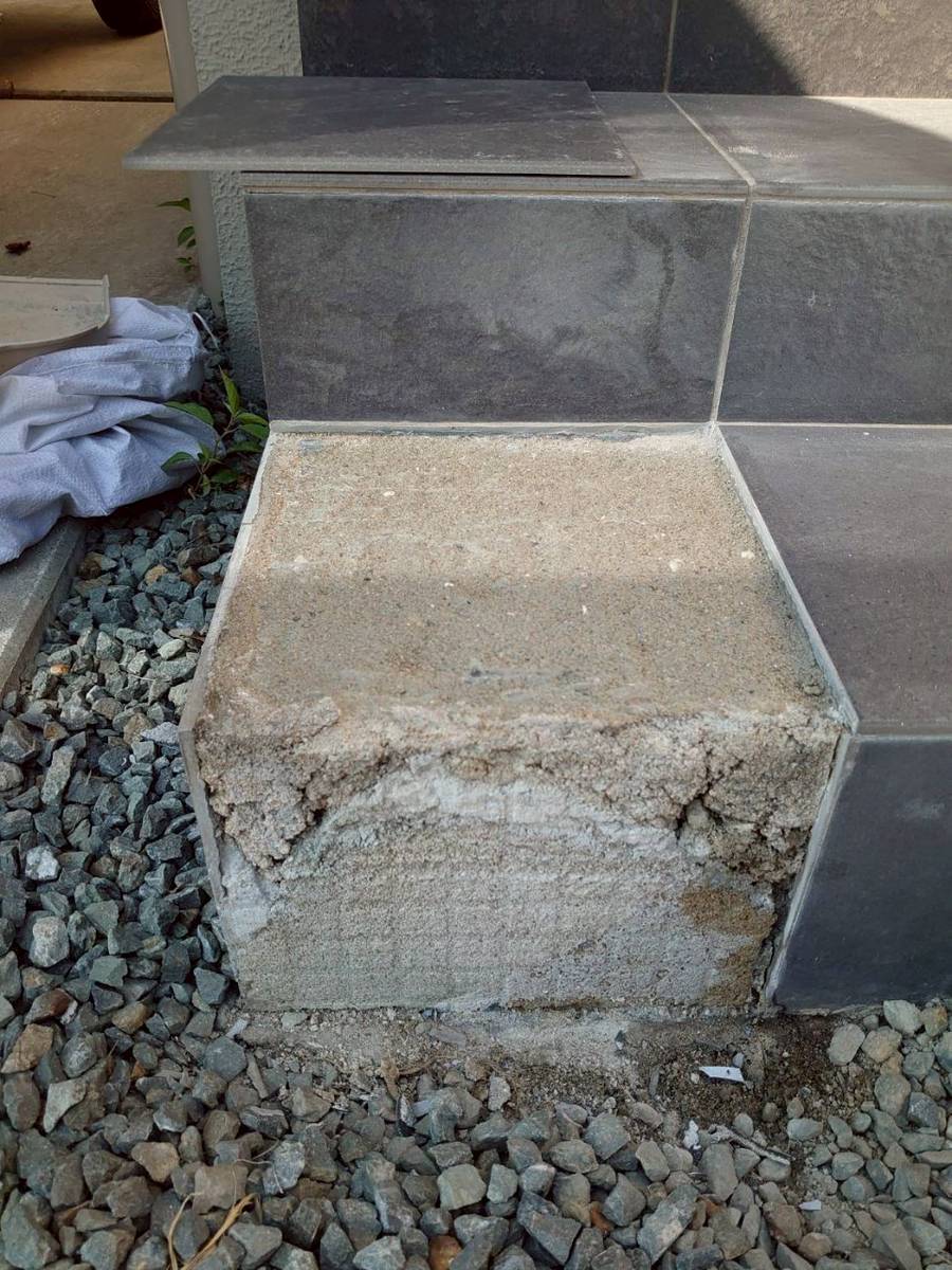 加古川市　タイル張り替え雹災害　施工前　タイトル張り替え