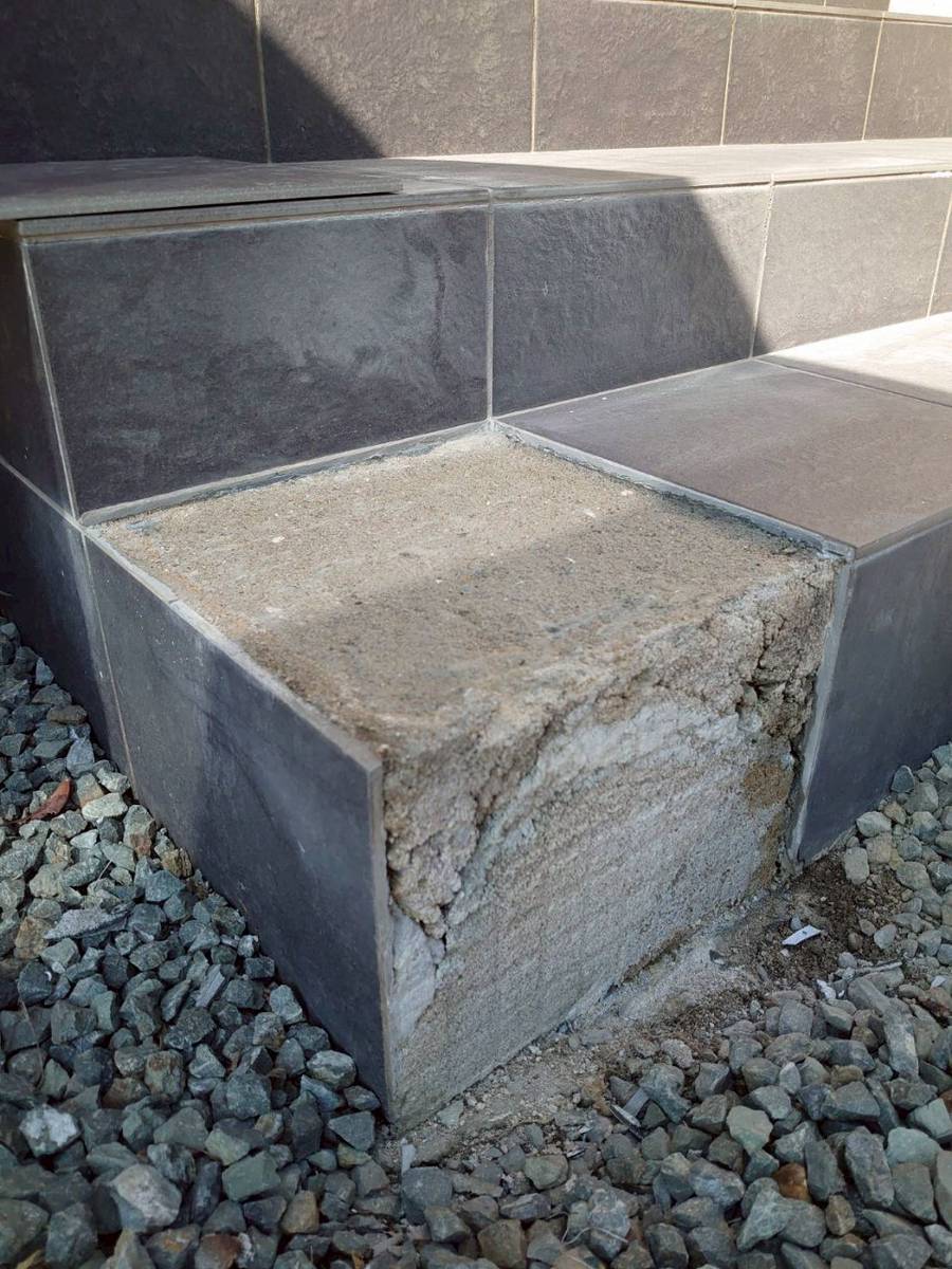 加古川市　タイル張り替え雹災害　施工前　タイトル張り替え