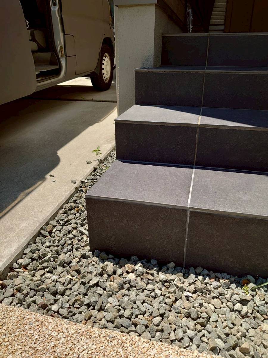 加古川市　タイル張り替え雹災害　貼り付け