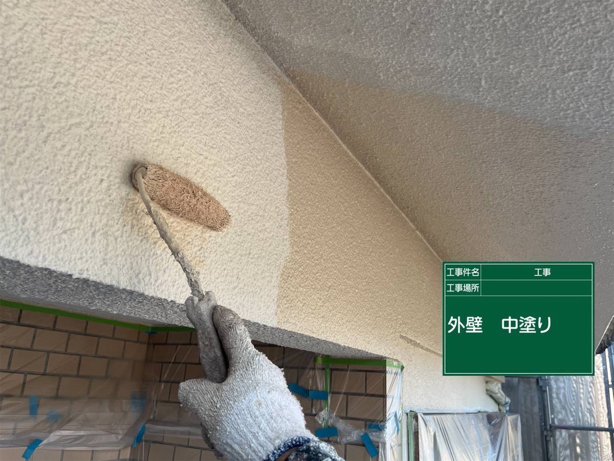 加古川市　外壁塗装工事　中塗り作業