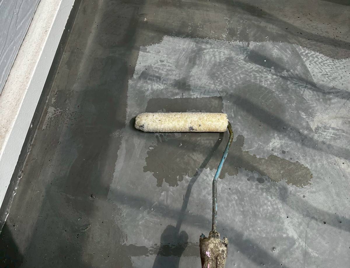 加古川　ベランダ防水工事　下地調整後のプライマー塗布