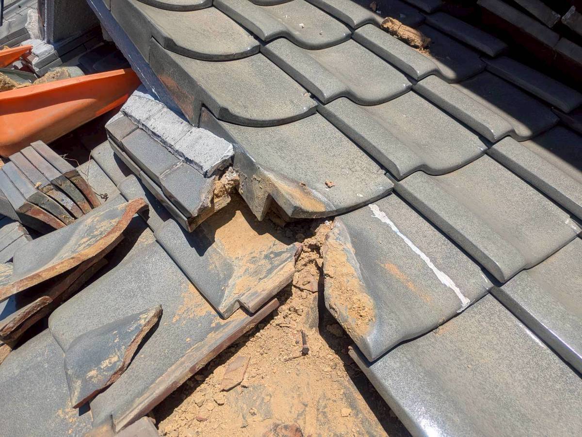 加古川市　雨漏り修理　棟瓦を部分撤去