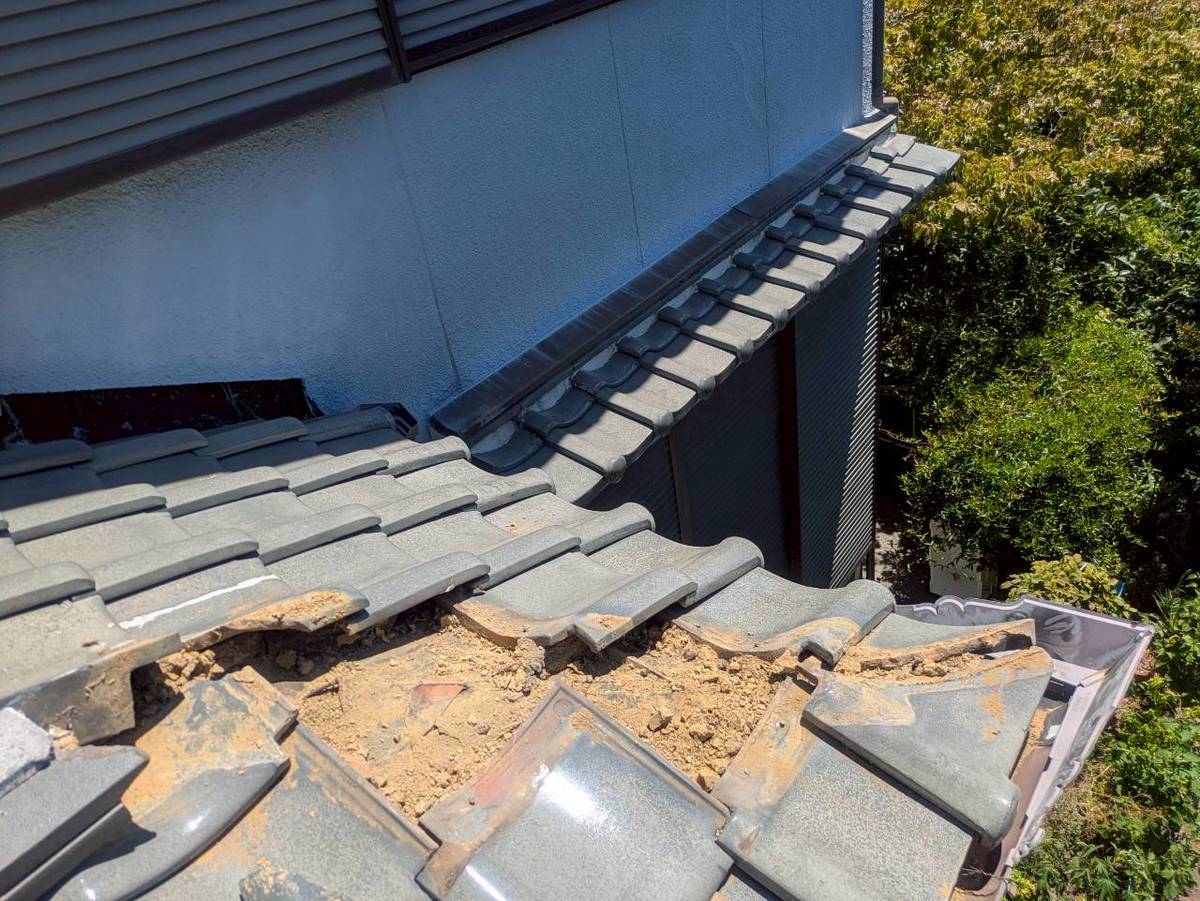 加古川市　雨漏り修理　下屋根の棟全体のズレの状況