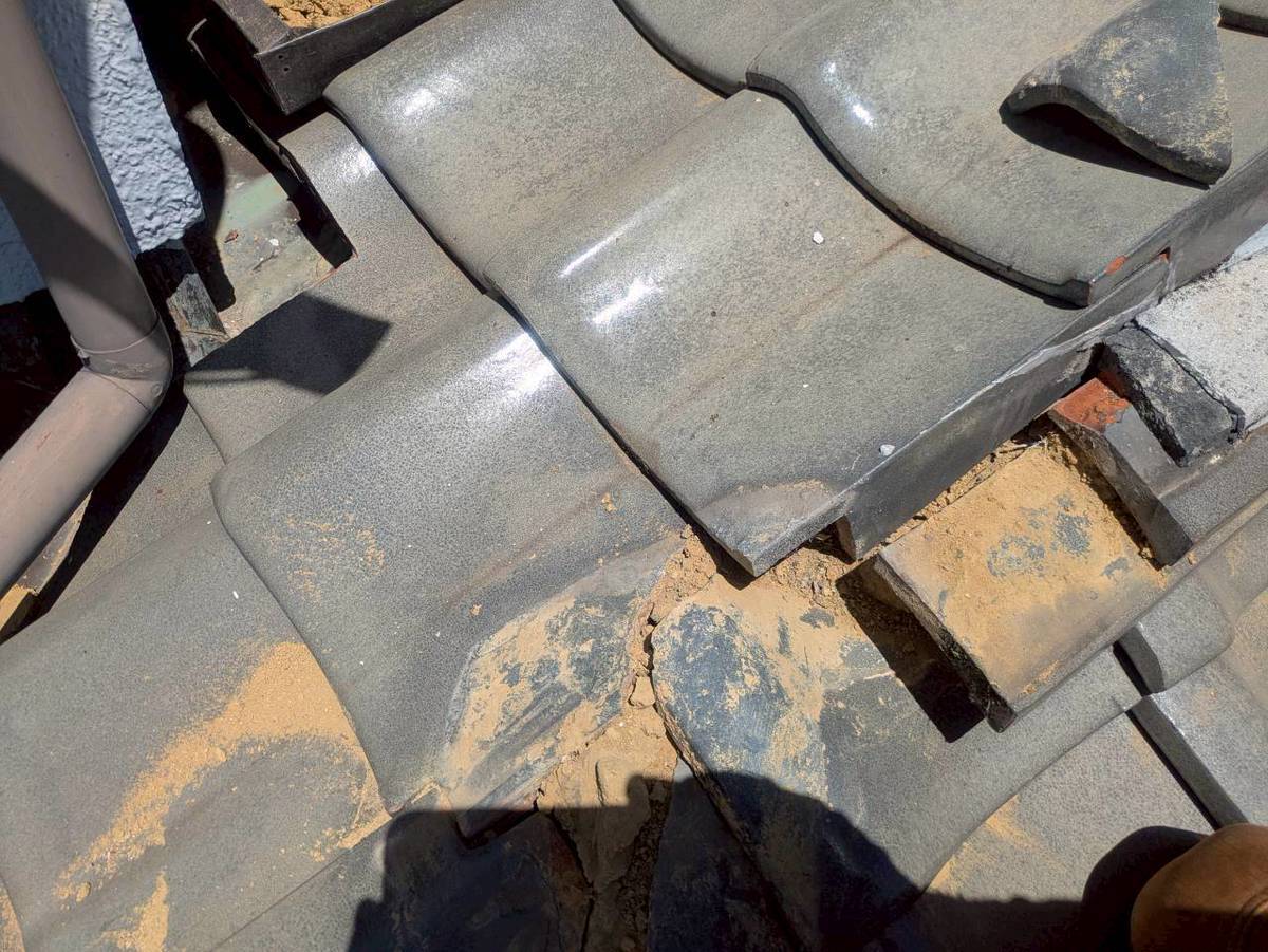 加古川市　雨漏り修理　瓦下の土の劣化状況