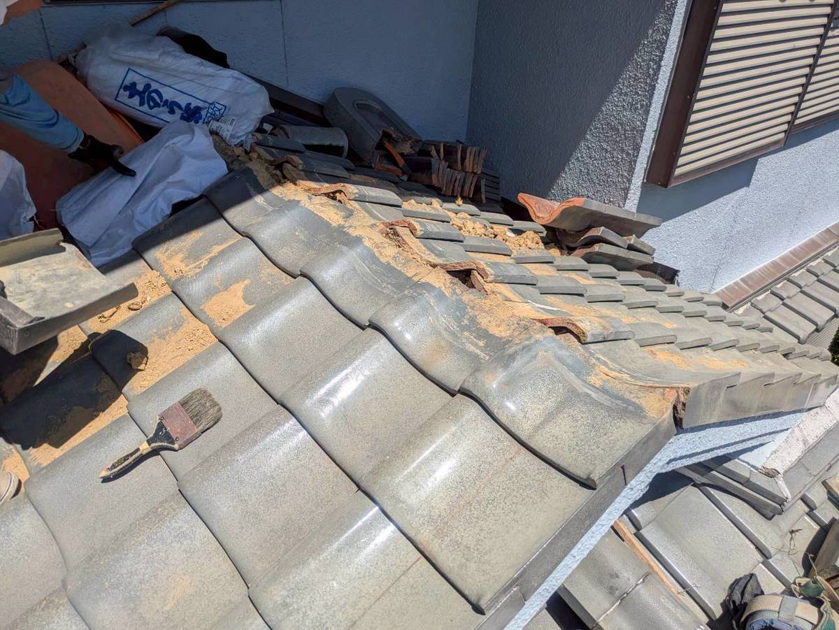 加古川市　雨漏り修理　清掃中の様子