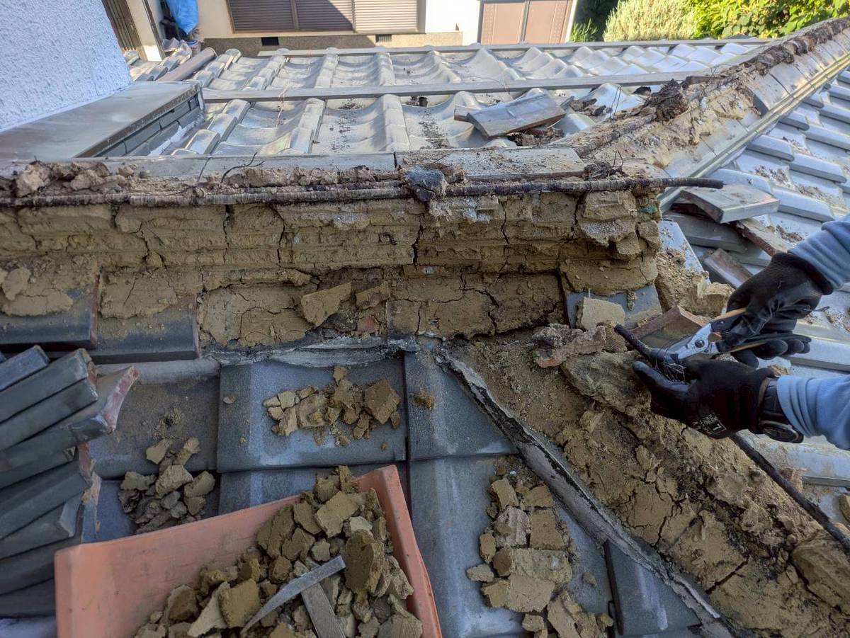 加古川市　雨漏り修理　古い土や漆喰撤去