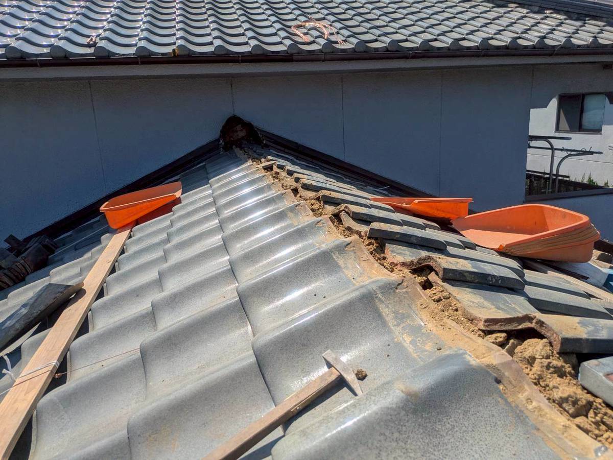 加古川市　雨漏り修理　解体後の棟清掃の様子