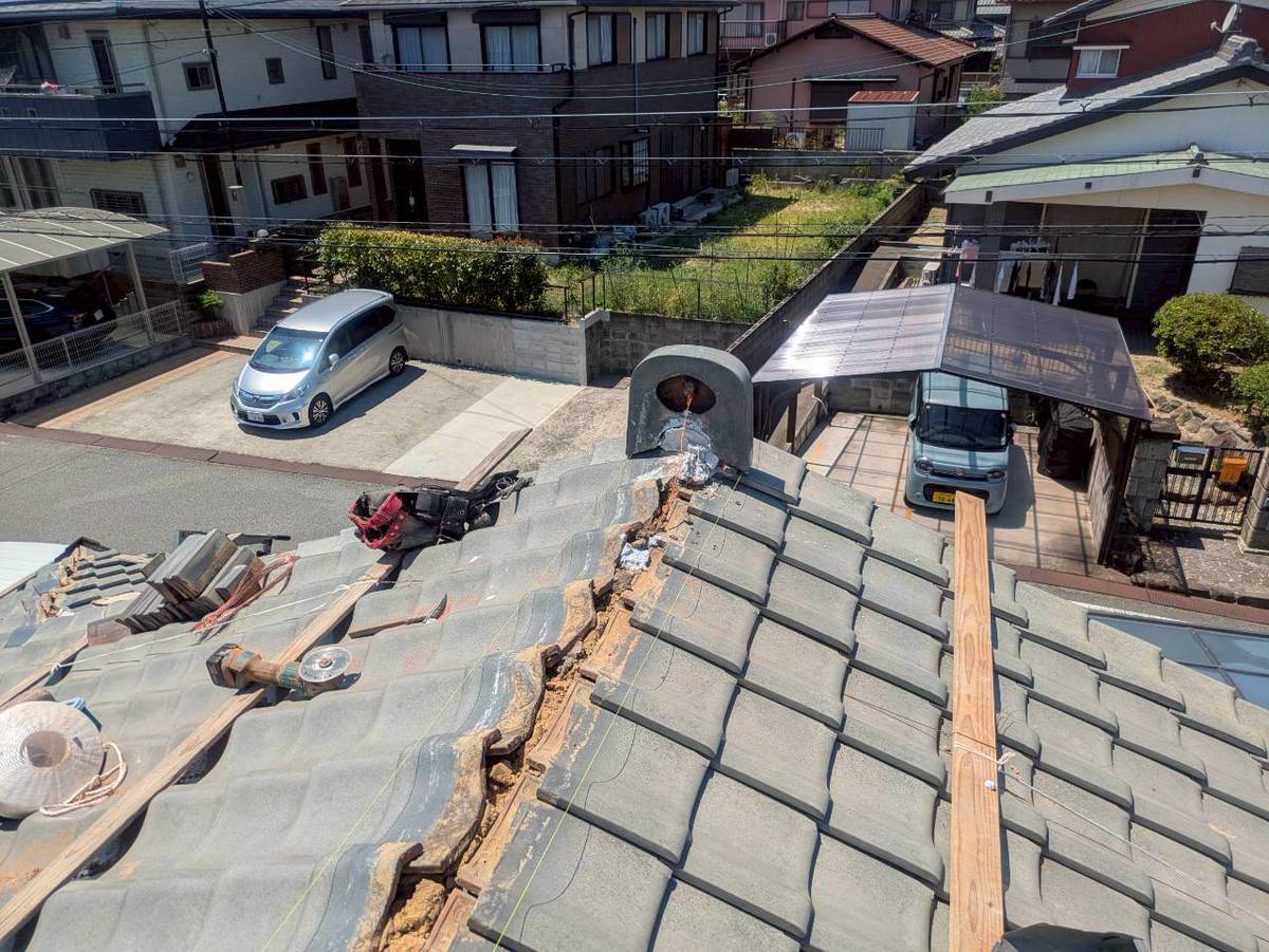 加古川市　雨漏り修理　解体後の糸張りと芯木仮置きの全景