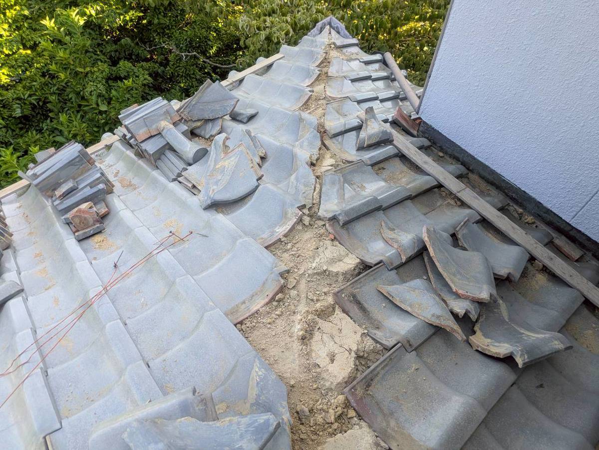 加古川市　雨漏り修理　解体範囲の拡大と瓦の分別・仮置き