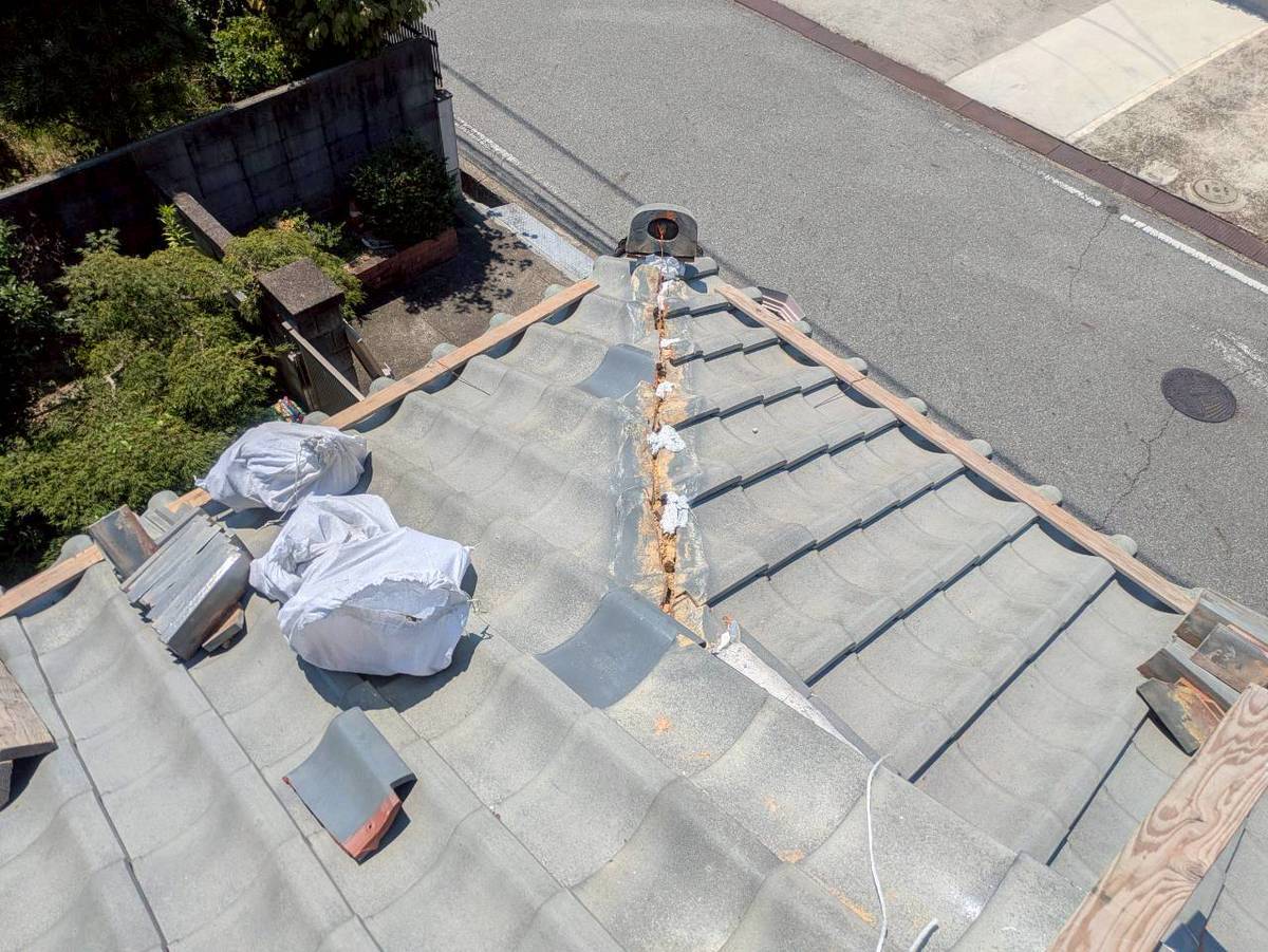 加古川市　雨漏り修理　旧土撤去・清掃後の棟芯部