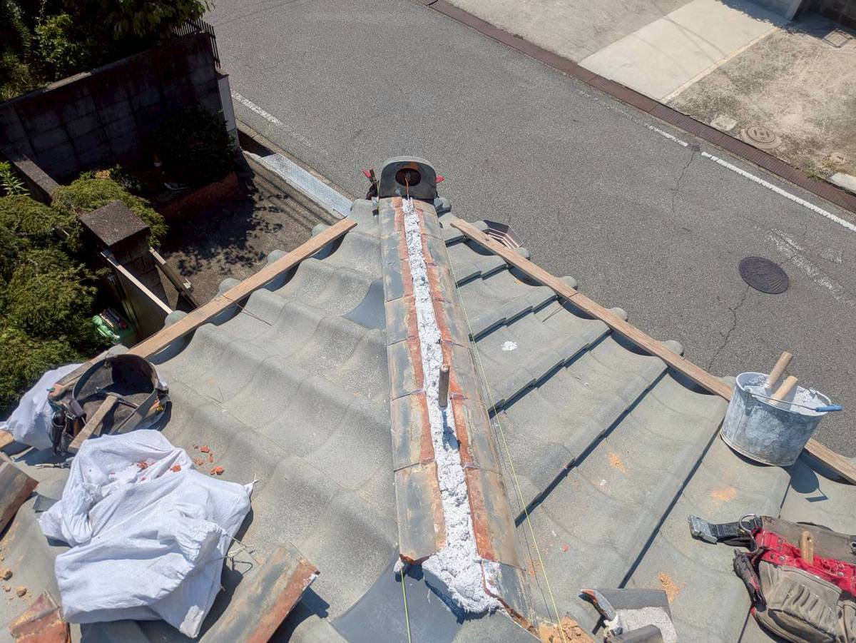 加古川市　雨漏り修理　南蛮しっくい充填と糸で高さを調整