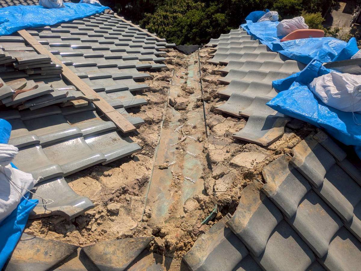 加古川市　雨漏り修理　既存瓦の撤去