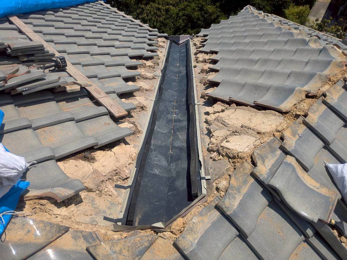 加古川市　雨漏り修理　新しい谷板金の取付