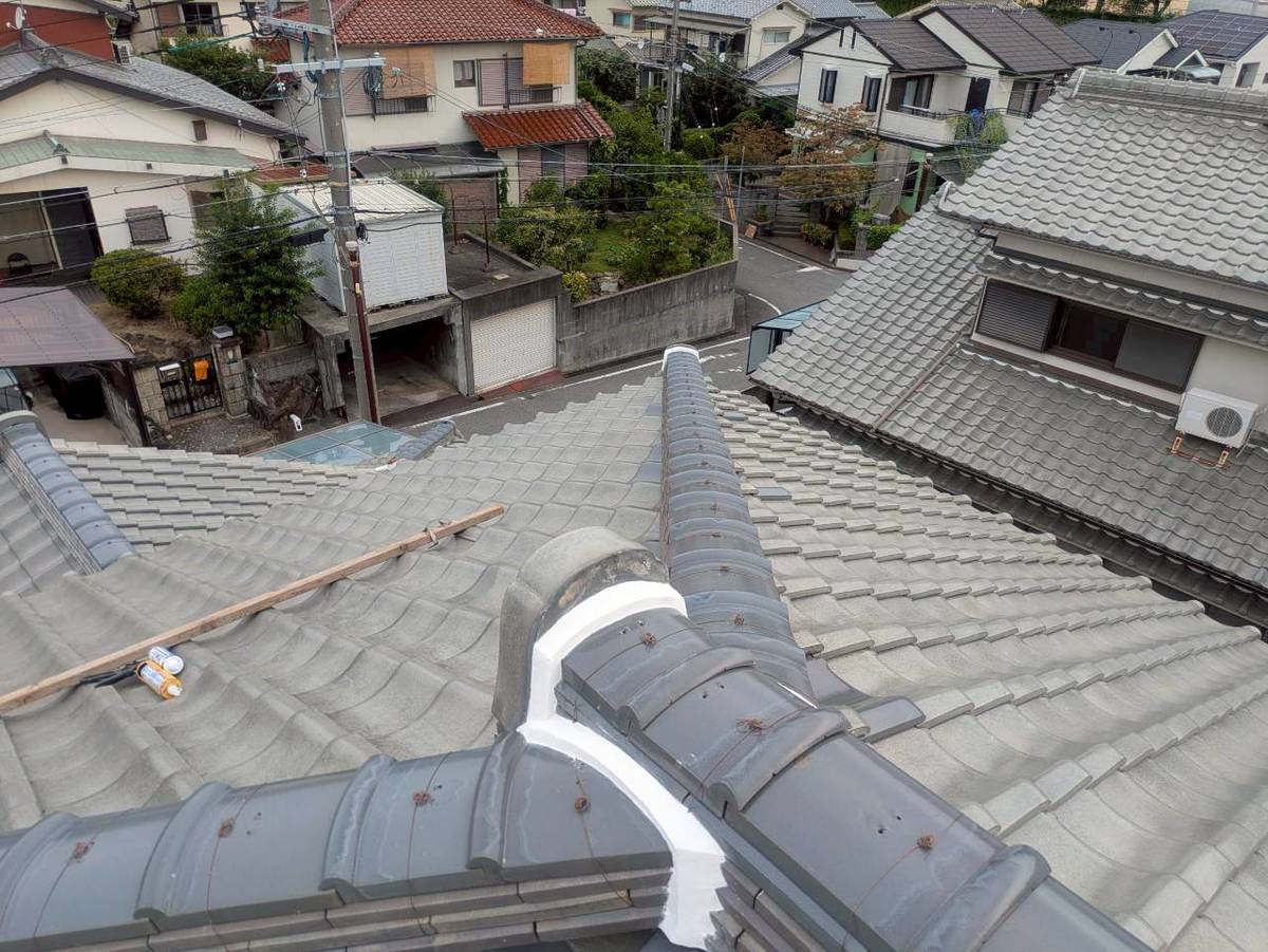 加古川市　雨漏り修理　冠瓦の緊結作業