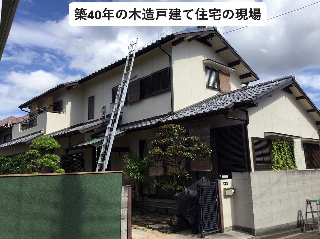 いぶし瓦屋根の木造戸建て住宅