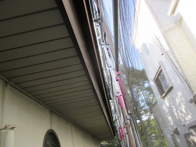 劣化した軒樋を撤去した後