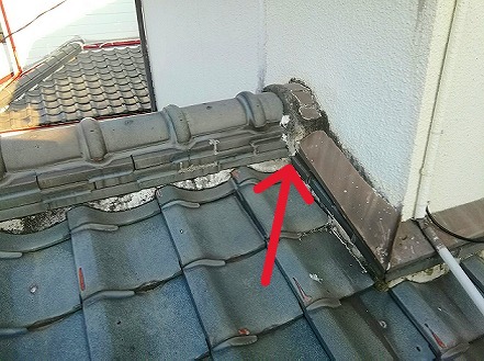 加古川市にて雨漏り修理を行った瓦屋根の壁際