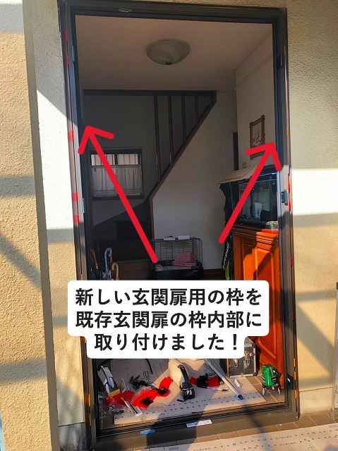 明石市にて玄関入れ替えに際する新設玄関枠を取り付け