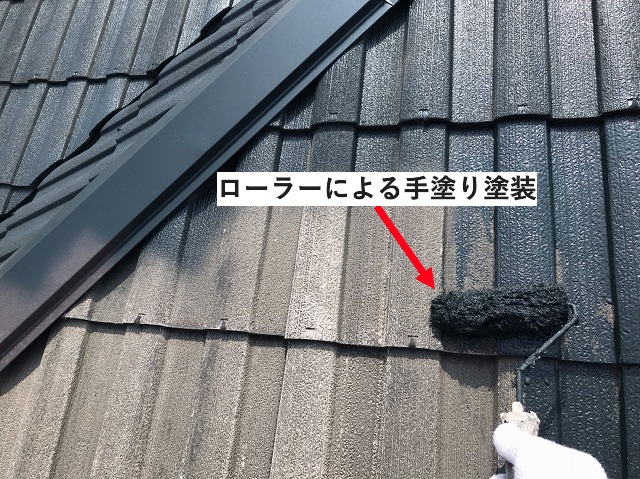 ローラーにて丁寧に手塗りする様子