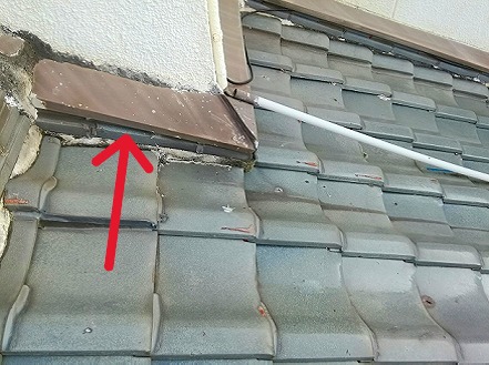 加古川市にて雨漏り修理を行った壁際雨押え板金