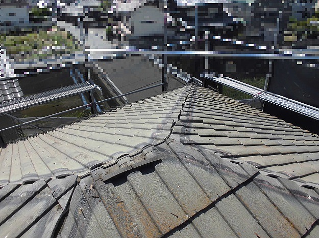 棟包板金交換中の屋根