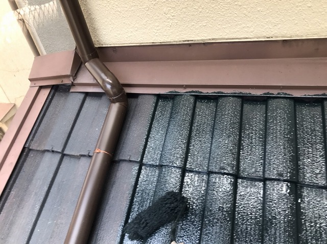 屋根材下塗り作業中