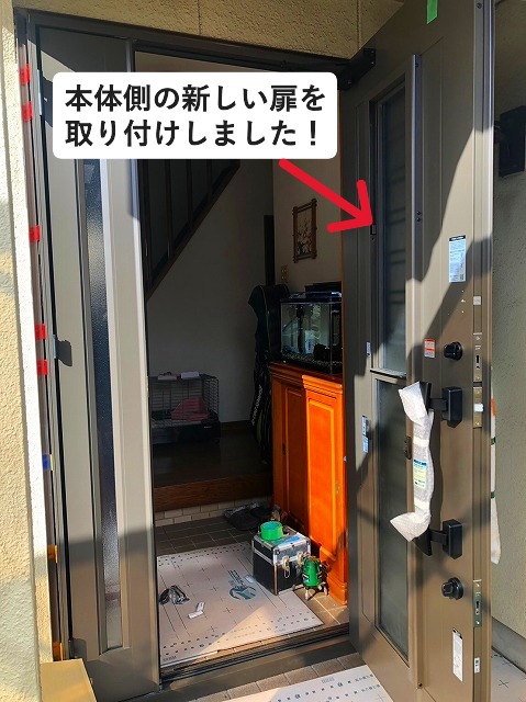 明石市　玄関入れ替えに際する本体扉取り付け